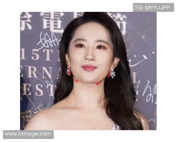 刘亦菲现身阿布扎F1赛车现场，穿一身名牌，妆容精美，颈纹很明显